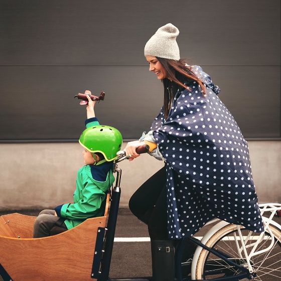 Dame fährt Fahrrad mit ihrem Kind